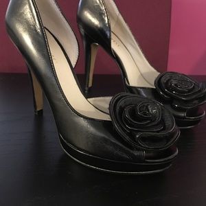 By: Nine West Stunning Black Peep toe pump🌹